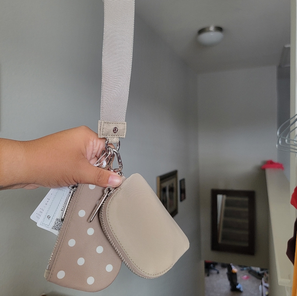 ๐ Lululemon Dual Pouch Wristlet *NWT* Sand Oak/Polka Dot ***SOLD OUT*** - Picture 3 of 5